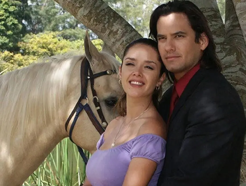 La vida de una joven hermosa y modesta se enfrenta a diversas experiencias que la llevarán a la riqueza, el poder, el amor, la desilusión y la felicidad.