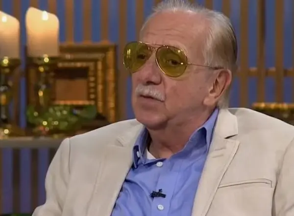 Era el sacerdote de la colonia, que suele ser visitado por Do&ntilde;a Lucha.