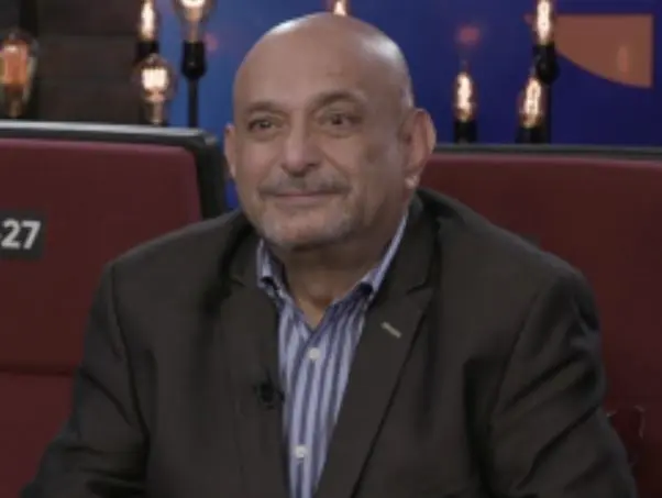 Era el abuelo de Mar&iacute;a, quien ten&iacute;a una tienda donde vend&iacute;a bisuter&iacute;a. 