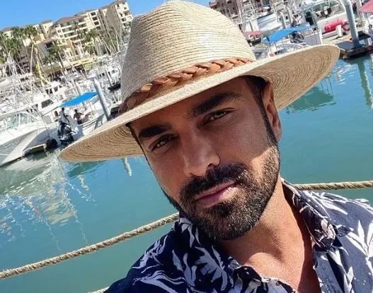 Era el hijo mayor de Do&ntilde;a Lucha, a quien ella adoraba. No era muy inteligente pero ten&iacute;a buen coraz&oacute;n.