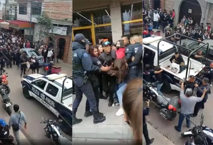 Los jóvenes se enfrascaron en una riña cuando los policías llegaron a golpearlos y detenerlos Créditos: Captura de pantalla Los jóvenes se enfrascaron en una riña cuando los policías llegaron a golpearlos y detenerlos Créditos: Captura de pantalla