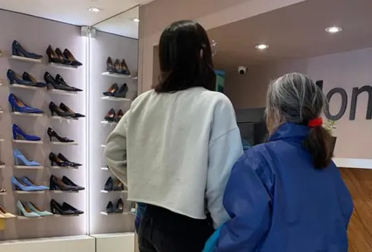 Le regalan unos tenis a abuelita Le regalan unos tenis a abuelita