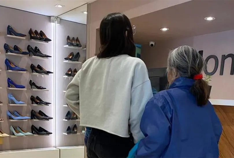 Le regalan unos tenis a abuelita