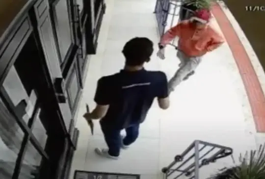 El brutal golpe terminó inmediatamente con la vida del delincuente Créditos: Captura de pantalla El brutal golpe terminó inmediatamente con la vida del delincuente Créditos: Captura de pantalla