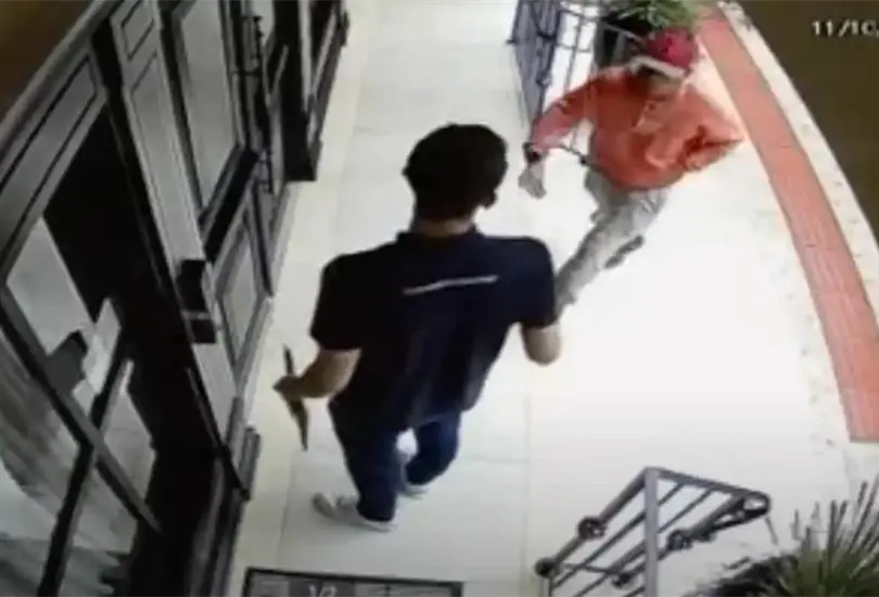 El brutal golpe termin&oacute; inmediatamente con la vida del delincuente Cr&eacute;ditos: Captura de pantalla 