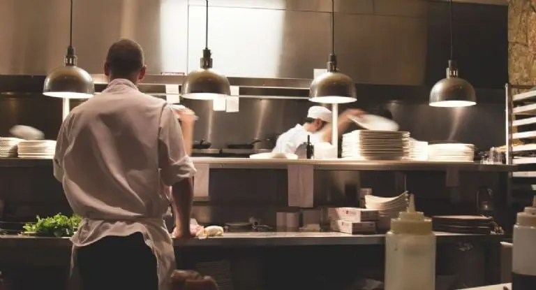 El trabajo es como cocinero de comida rápida. Foto: PxHere.
