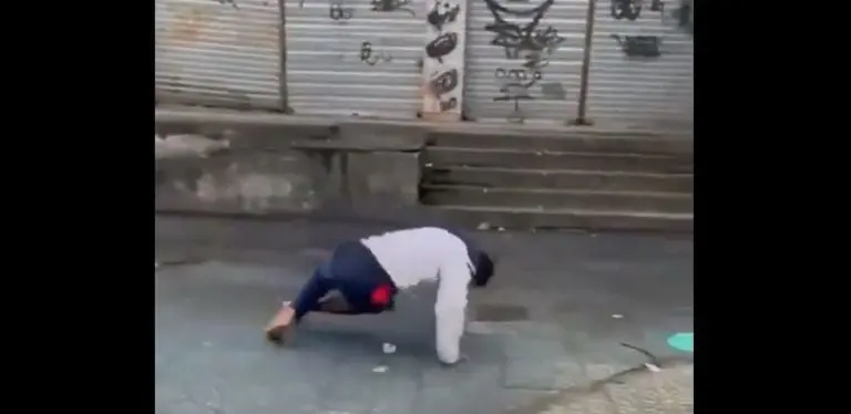 El hombre salió volando. Foto: captura de pantalla.