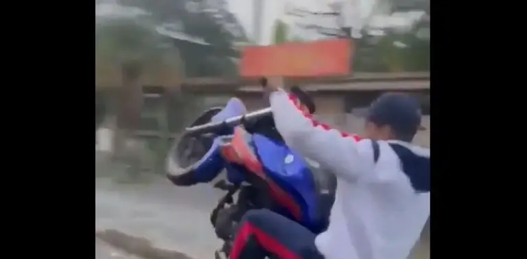 El hombre aceleró y levantó la moto. Foto: captura de pantalla.