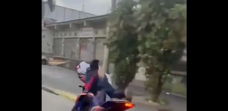 El hombre aceleró y levantó la moto. Foto: captura de pantalla.