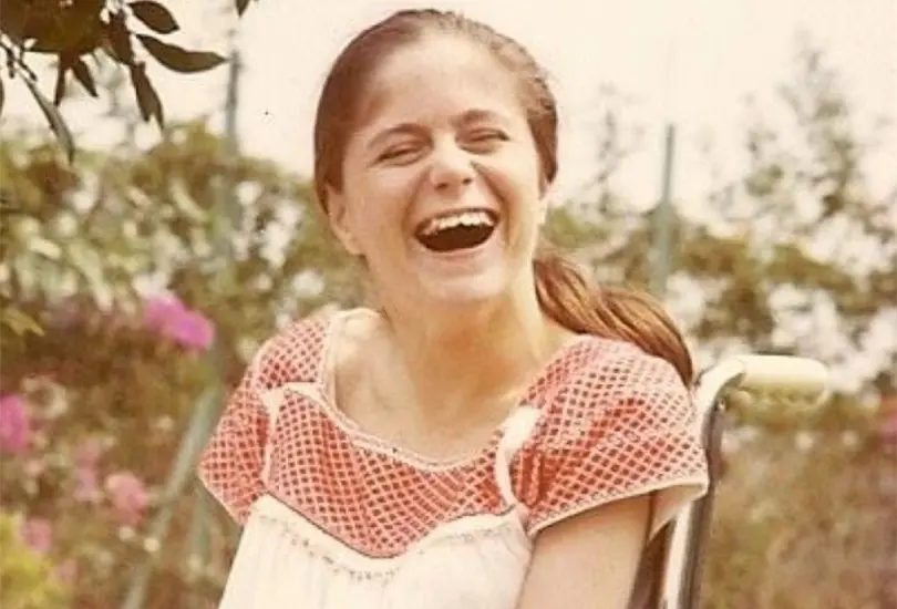 Gabriela Brimmer naci&oacute; en la Ciudad de M&eacute;xico, "con el leve movimiento de su pie logr&oacute; escribir todo lo que le pas&oacute; por su mente", hasta el d&iacute;a de su muerte el 2 de enero del 2000.