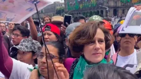 Denisse Dresser fue corrida durante la marcha del 2 de octubre por los mismos manifestantes Créditos: Captura de pantalla Denisse Dresser fue corrida durante la marcha del 2 de octubre por los mismos manifestantes Créditos: Captura de pantalla