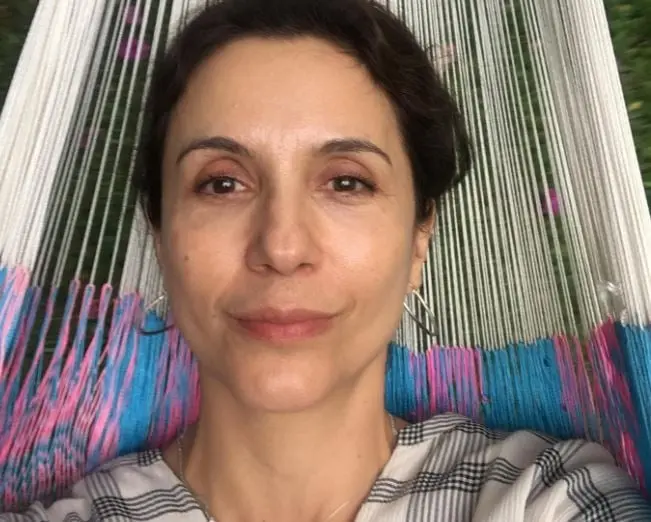 Era una de las hijas de Santiago Achaval-Urien, con quien no se lleva bien ya que a ella le gusta la vida bohemia, la fotograf&iacute;a y viajar por el mundo.