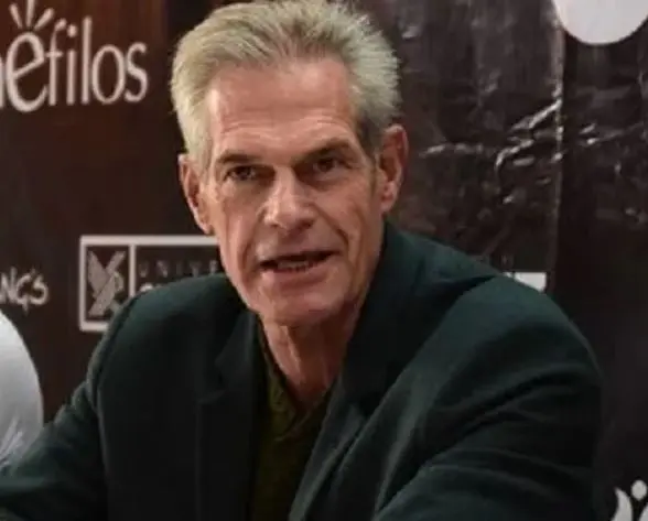 Era el esposo de Paz Achaval-Urien, a quien ya no ama, y le es infiel con otra mujer.