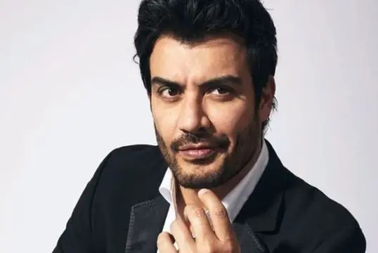 Era el guardaespaldas de B&aacute;rbara Bazterrica, quien se enamora de ella a pesar de que es despectiva con &eacute;l.