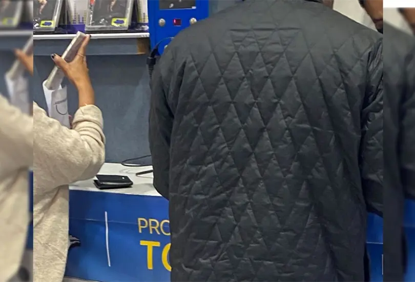 Un usuario de Twitter capt&oacute; el momento en el que una mujer y un hombre imprimieron una enorme cantidad de boletos, pese a que la misma Ticketmaster establece un m&aacute;ximo de compra de ocho boletos por evento.