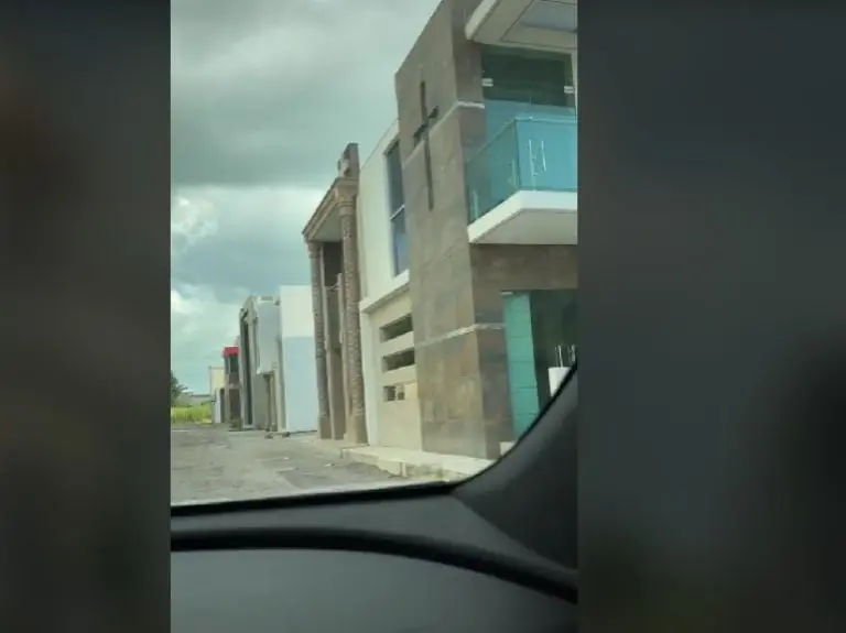Turista confunde panteón con un barrio fino (TikTok)