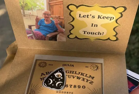 Lamentablemente, la mujer de la tercera edad murió de cáncer a sus 81 años de edad, sin embargo, antes de morir, mandó a hacer las tablas de ouija para dejar un bonito recuerdo que a más de uno le sacó una sonrisa en su funeral Lamentablemente, la mujer de la tercera edad murió de cáncer a sus 81 años de edad, sin embargo, antes de morir, mandó a hacer las tablas de ouija para dejar un bonito recuerdo que a más de uno le sacó una sonrisa en su funeral