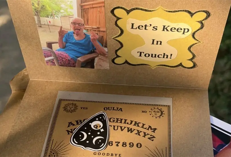 Lamentablemente, la mujer de la tercera edad murió de cáncer a sus 81 años de edad, sin embargo, antes de morir, mandó a hacer las tablas de ouija para dejar un bonito recuerdo que a más de uno le sacó una sonrisa en su funeral Lamentablemente, la mujer de la tercera edad murió de cáncer a sus 81 años de edad, sin embargo, antes de morir, mandó a hacer las tablas de ouija para dejar un bonito recuerdo que a más de uno le sacó una sonrisa en su funeral