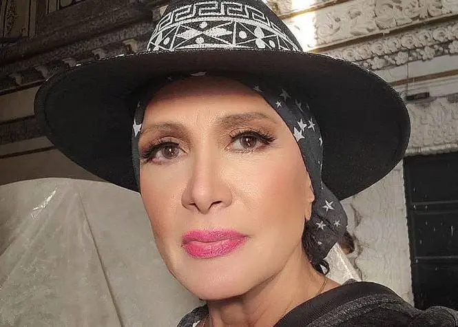 Pero su primer sueldo como cantante lo obtuvo cuando el due&ntilde;o de un balneario, que sol&iacute;a visitar en Tijuana, la contrat&oacute; para amenizar las tardes de sitio. 