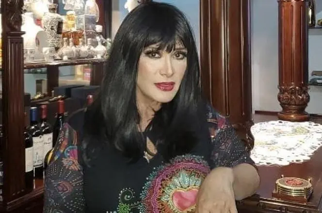 Debido a esto, y temiendo por su vida y la de su hija, se mud&oacute; a Estados Unidos.