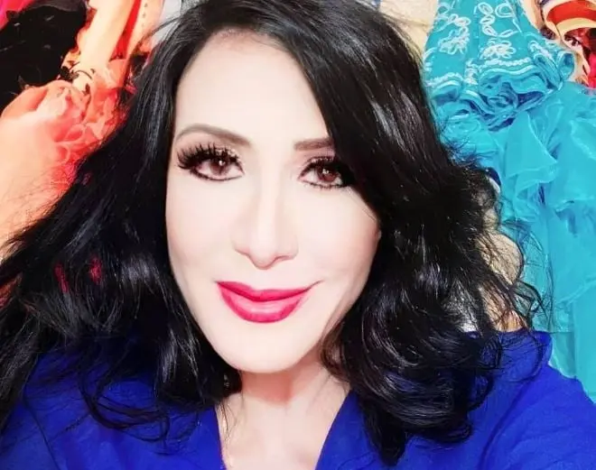 Y no s&oacute;lo eso, comparte fotos de sus mejores looks, los cuales hace brillar como si fuera una treinta&ntilde;era.