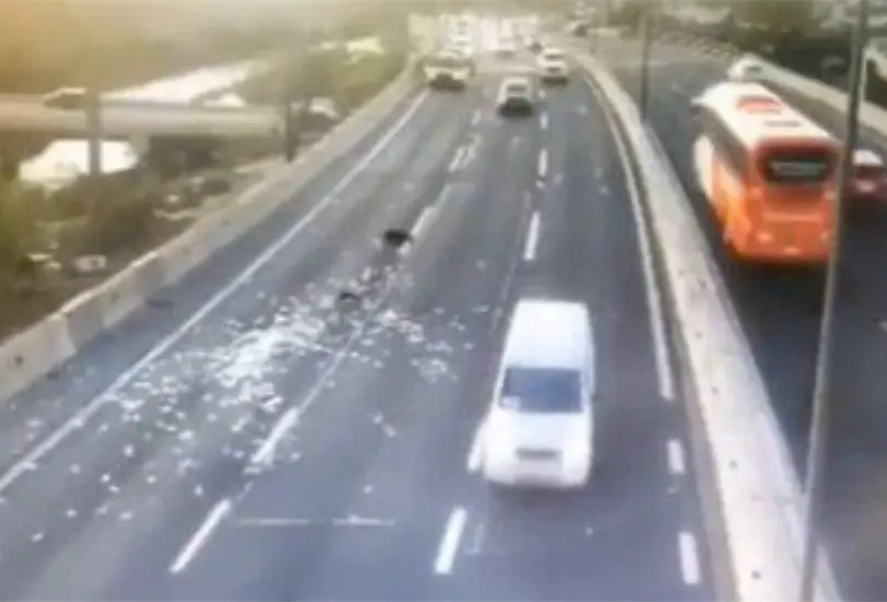 Los ladrones arrojaron una bolsa llena de dinero para lograr escapar de las autoridades, sin embargo, su intento fue en vano pues terminaron siendo arrestados Los ladrones arrojaron una bolsa llena de dinero para lograr escapar de las autoridades, sin embargo, su intento fue en vano pues terminaron siendo arrestados