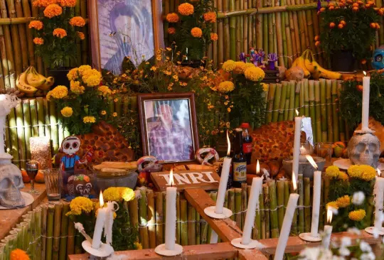 La Ofrenda de Día de Muertos nos permite rendir un homenaje a nuestros seres queridos que ya no se encuentran con nosotros, compartiendo la comida que más les gustaba en vida y dialogando con su recuerdo