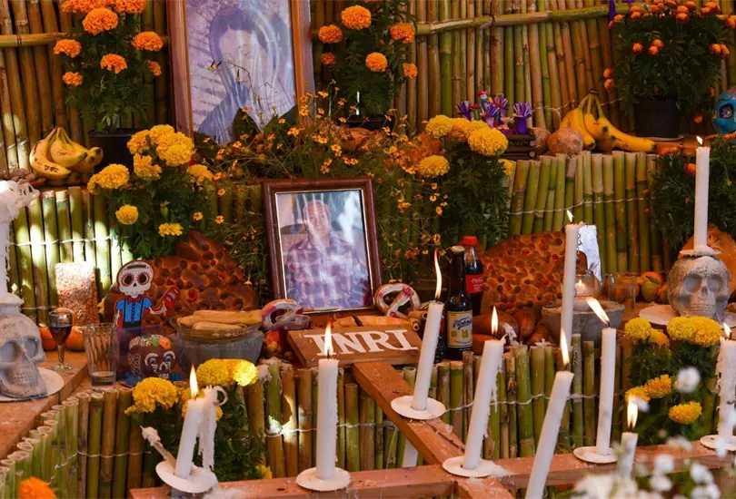La Ofrenda de D&iacute;a de Muertos nos permite rendir un homenaje a nuestros seres queridos que ya no se encuentran con nosotros, compartiendo la comida que m&aacute;s les gustaba en vida y dialogando con su recuerdo