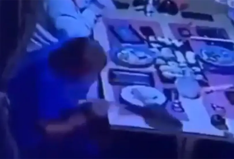 La rata cay&oacute; sobre un hombre en un restaurante.  