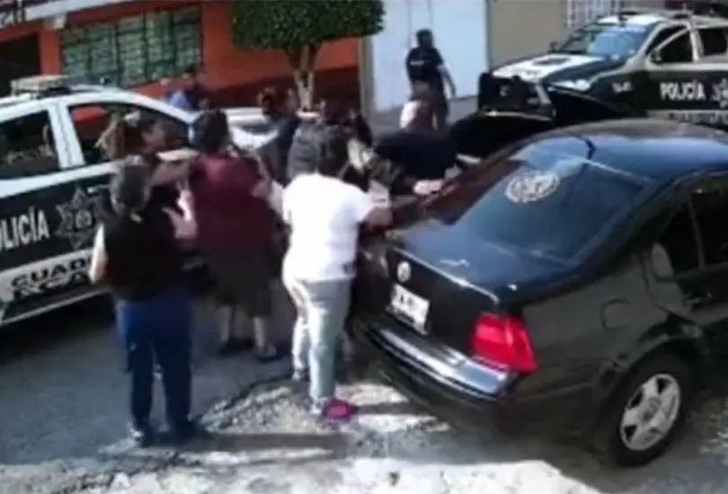 Uno de los uniformados comenzó a golpear a la mujer en el rostro y todo fue captado por una cámara de seguridad Uno de los uniformados comenzó a golpear a la mujer en el rostro y todo fue captado por una cámara de seguridad