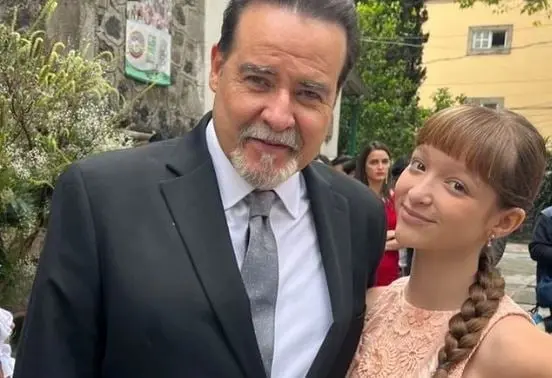 Era un seminarista que se enamora de una joven y termina teniendo una hija con ella (Cristina).