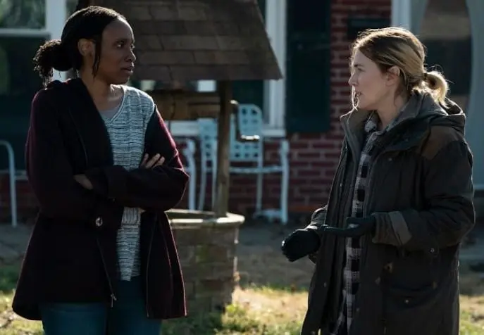 Una detective de un pequeño pueblo de Pensilvania investiga un asesinato mientras intenta evitar que su vida se derrumbe.