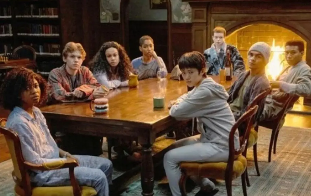  Ilionka ingresa en una residencia para adolescentes con enfermedades terminales, con la esperanza de experimentar una curación milagrosa como les ocurrió a otros pacientes. Allí, descubre la existencia de un club que se reúne cada medianoche.