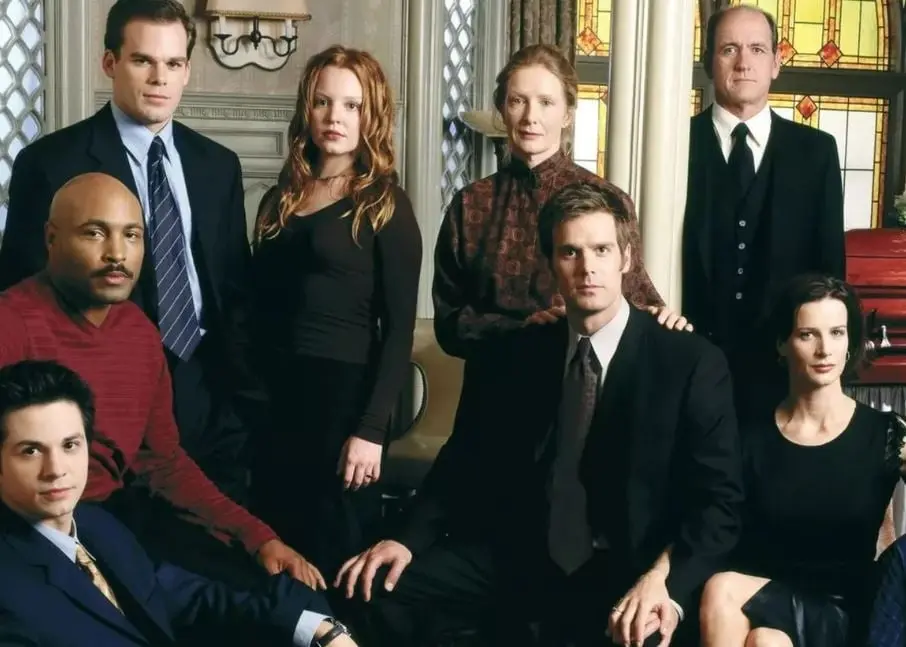 Una familia disfuncional maneja una funeraria, cuya responsabilidad es ayudar a sus clientes a lidiar con su dolor, mientras también trata de arreglar su conflictos.