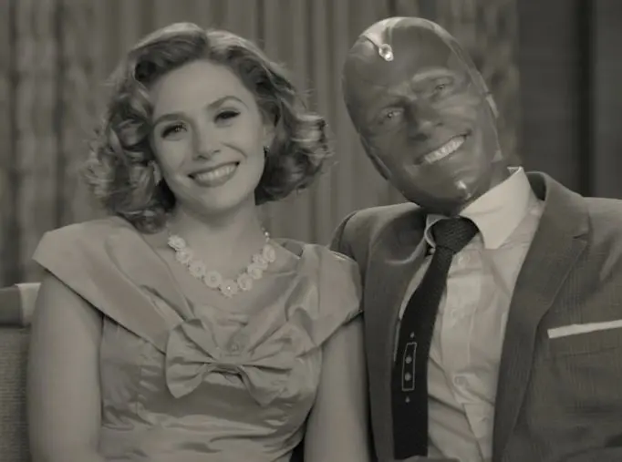 Wanda y Vision viven una vida aparentemente perfecta en los suburbios, sin embargo, esta realidad es falsa pues Vision está muerto.