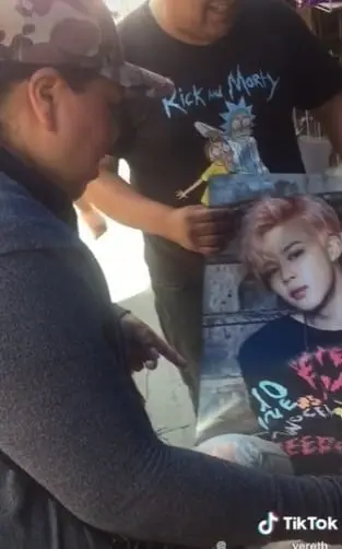 VIDEO: Señora enamorada de BTS se hace viral por comprar posters VIDEO: Señora enamorada de BTS se hace viral por comprar posters