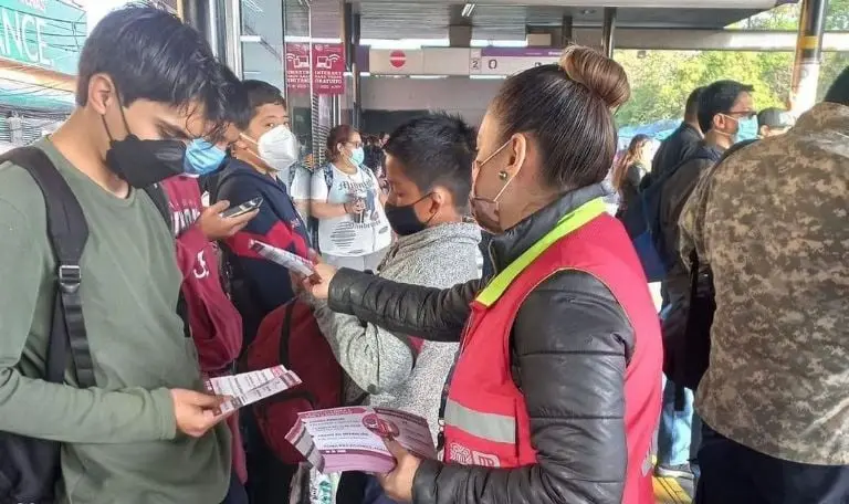 Usuarios del Metrobús de la CDMX. Foto Instagram (metrobusdela_cdmx).