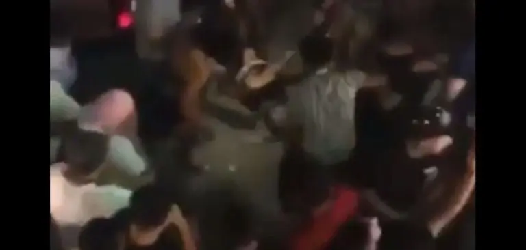Nadie la atrapó y se pegó en la cabeza. Foto: captura de pantalla.
