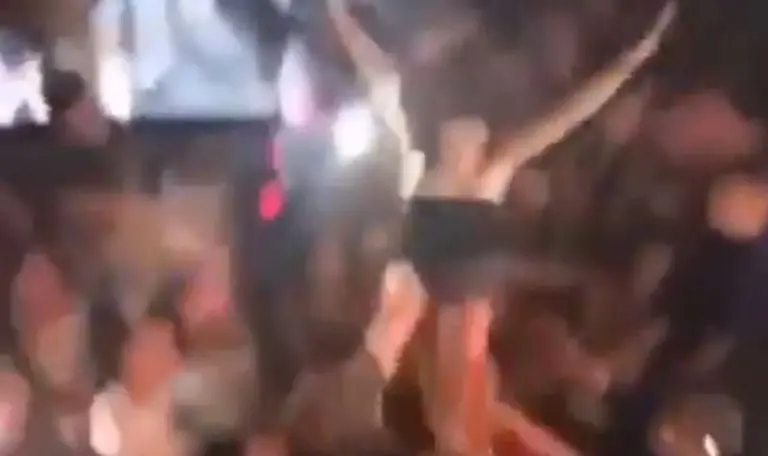 La mujer se lanzó en espera de ser atrapada. Foto: captura de pantalla.
