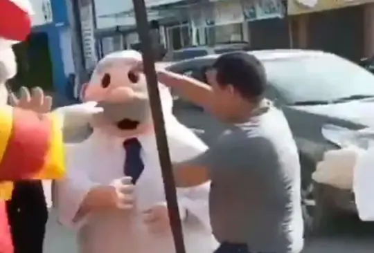 El hombre se puso a bailar con las botargas. El hombre se puso a bailar con las botargas.
