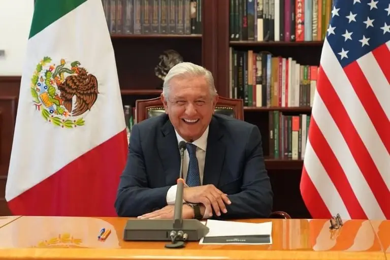 Un hombre recibió un AMLO de regalo de cumpleaños. Foto: Instagram.