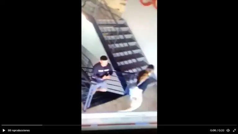 Sujeto intenta rociar con spray a joven - Tomada de video
