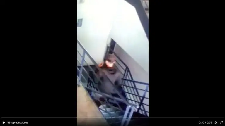 El sujeto huyó tras se descubierto - Tomada de video