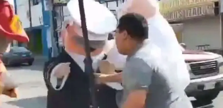 El se encontró con las botargas del Dr. Simi. Foto: captura de pantalla.