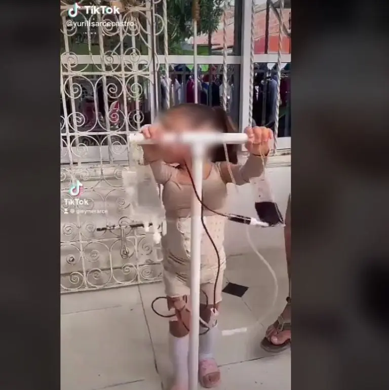 Disfraz de mujer operada causa polémica (TikTok)