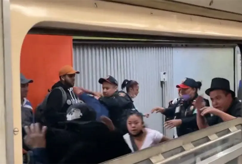 Presundos vendedores ambulantes comenzaron a golpearse en la estaci&oacute;n Tlatelolco, por lo que el metro se detuvo por varios minutos