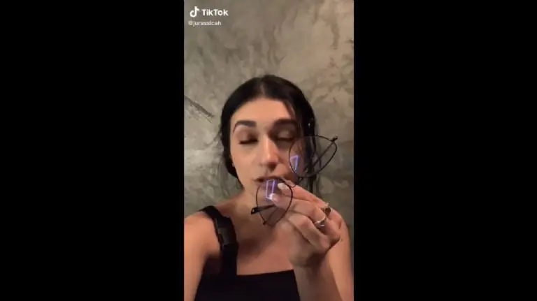 La mesera encontró los lentes de la joven que salió sin pagar - Tomada de video