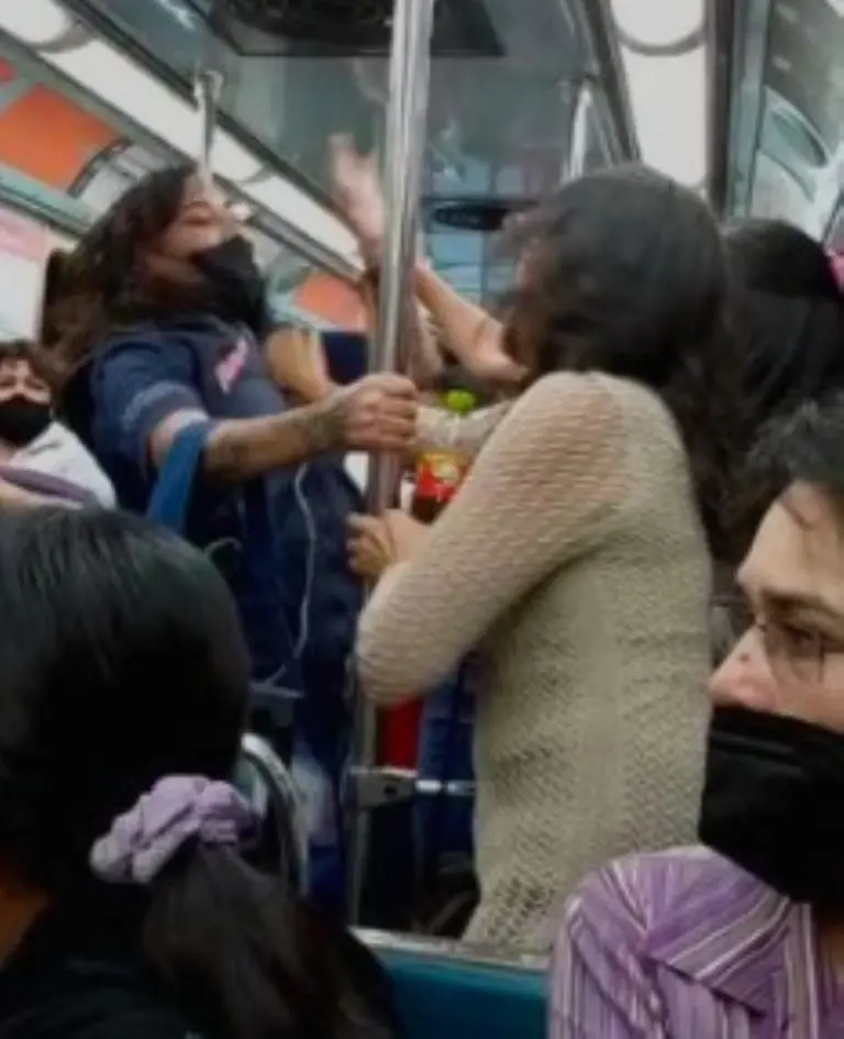Usuarias se agarran a golpes por un asiento exclusivo del Metro Créditos: Captura de pantalla