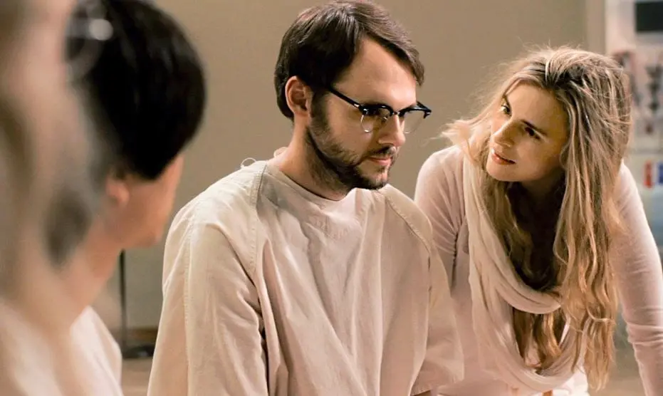 Una pareja californiana se infiltra en un grupo para demostrar que su líder es un fraude y no viene del año 2054. Pero entre más se adentran en la secta, más se dan cuenta de que ocurren cosas inexplicables.