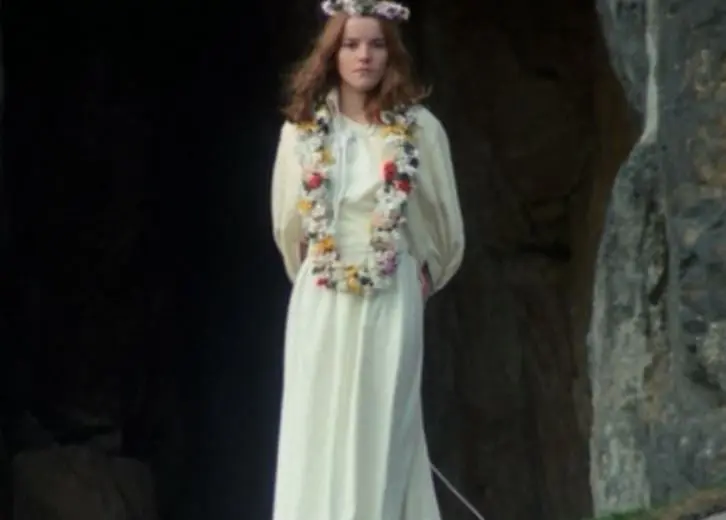 Un sargento de policía llega a una isla escocesa en busca de una niña, pero en el lugar aseguran que la niña no existe. Un grupo de culto tiene un plan macabro para él.